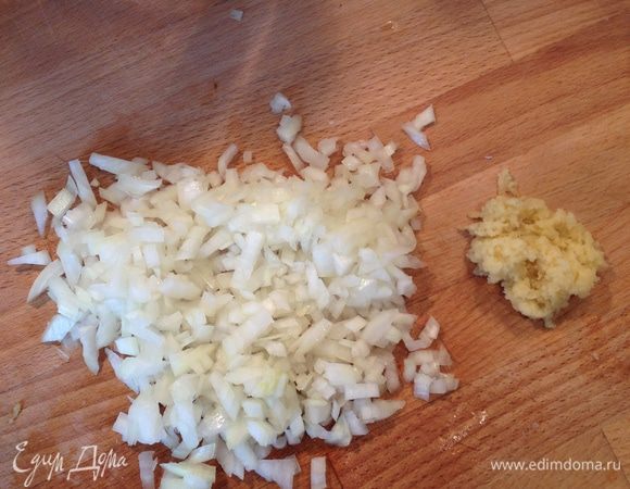 Лук мелко порезать, имбирь потереть на мелкой терке.