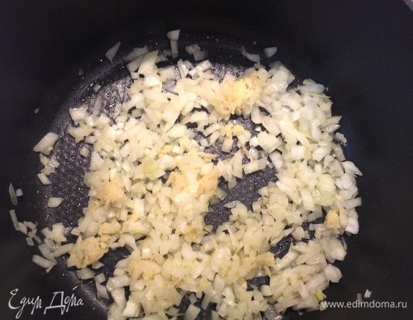 На растительном / оливковом масле потушить лук с имбирем на маленьком огне примерно 5-7 минут.