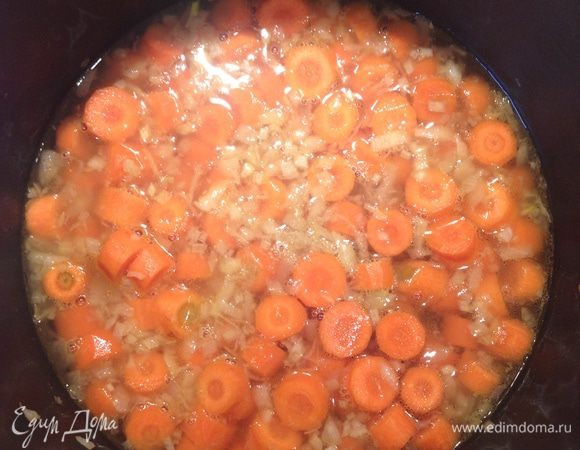 Морковь нарезать кружочками, добавить к луку и имбирю, залить бульоном. Довести до кипения и тушить на меленьком огне примерно 30 минут.