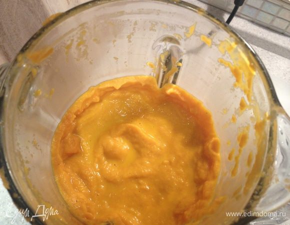 Когда морковь станет мягкой, снять с огня, и сделать пюре с помощью блендера. Добавить соль, перец, сливки.