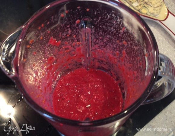 С помощью блендера из красной смородины сделать пюре. Протереть массу через сито. Ягодную мякоть выкинуть, в процеженный ягодный сок добавить сок лимона.