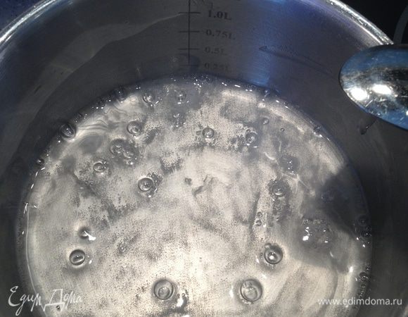 В воду добавить сахарную пудру, поставить на огонь, довести до кипения, проварить 2 минуты.