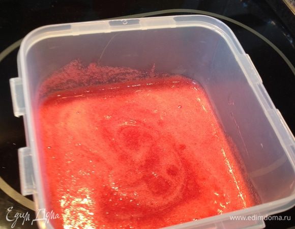 В теплый сироп добавить процеженный ягодный сок.
Перемешать.
Залить в форму и отправить в морозилку. Сорбе необходимо каждый час перемешивать (4-5 раз), чтобы получить необходимую консистенцию.  
Приятного аппетита! 