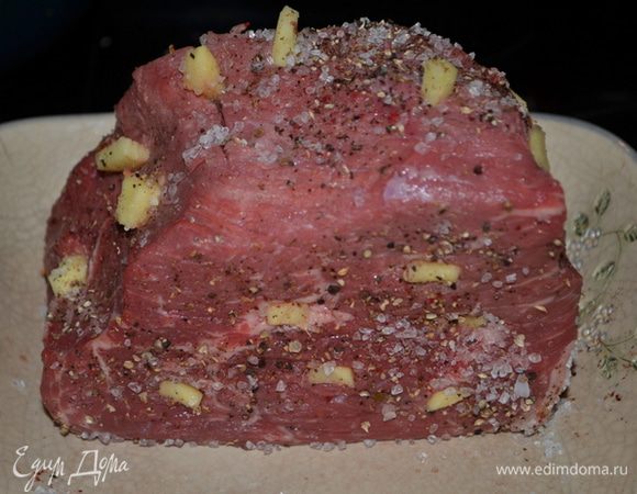 Сделать надрезы в ростбифе для имбиря. Посолить и поперчить по вкусу.