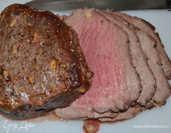 Разогреем духовку до 260 гр. Поставим ростбиф на 15 мин. Как время истечет  снижаем тем-ру до 180 гр. и готовим ростбиф 45 мин. для средней прожарки или 1 час до полного приготовления.
Готовый ростбиф разрезаем на порции.