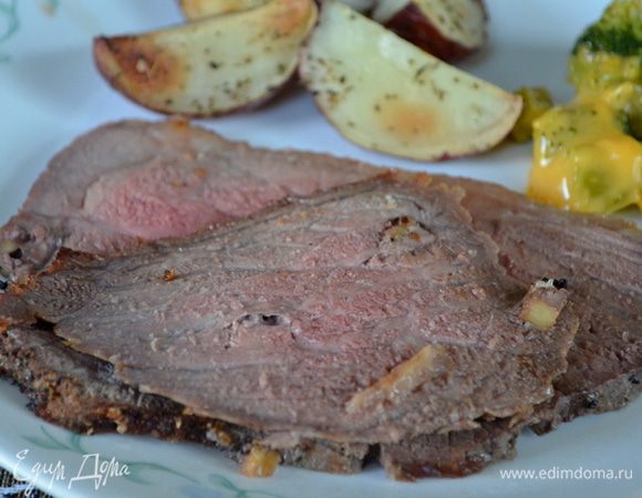 Приготовим соус по желанию. Выльем бульон и соевый соус в емкость где готовилась говядина. Все перемешаем и выльем в кастрюльку. Поставим на огонь и тушим примерно 5 мин. Подаем соус к ростбифу. Приятного аппетита.
Мы обошлись без соуса.