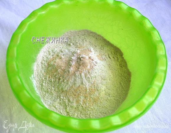 Смешиваем оба вида муки, соль, сахар, дрожжи.