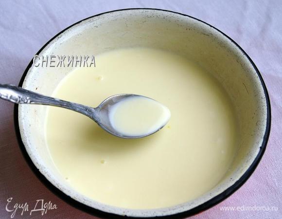 Желтки отделяем от белков. Соединяем сметану с желтками. Немного нагреваем сливки, чтобы ни стали тёплыми и смешиваем со сметаной. 

