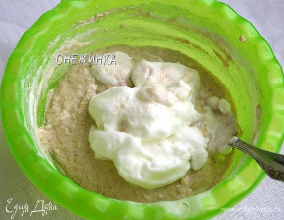 Белки взбиваем в крепкую пену и аккуратно вводим в тесто.