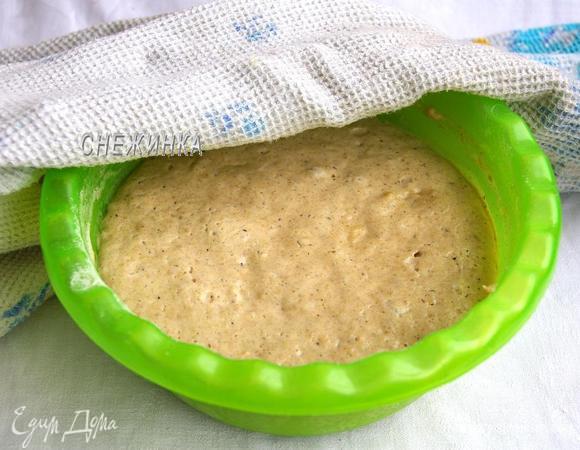 Оставляем тесто подойти в тёплом месте на 2 часа, прикрыв полотенцем. 