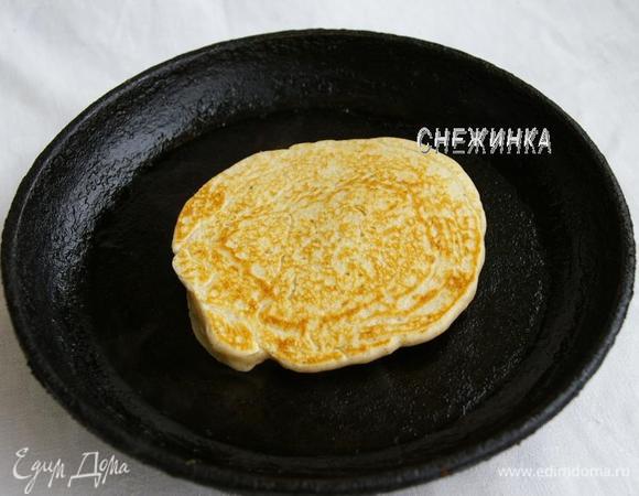 Сковороду хорошо разогреваем, слегка смазываем маслом перед каждым блинчиком. Печём блинчики небольшого размера с двух сторон. 