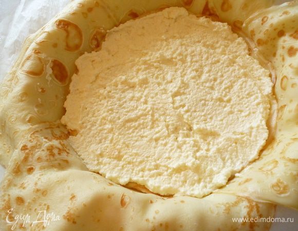 Выкладываем слой начинки,сверху кладем второй блинчик и снова слой начинки.