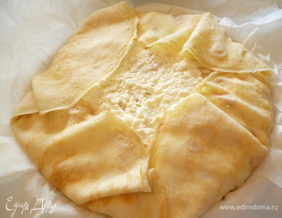 Еще один блинчик,слой начинки,блинчик,слой начинки и снова кольца ананаса.Затем опять блинчик и творожную начинку.Загибаем края блинов к центру.