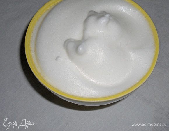 Взбить белки - я взбивала с щепоткой соли и 2 ст. л. сахара.