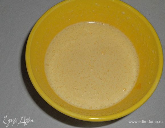 Желтки взбить с остальным сахаром до загустения.