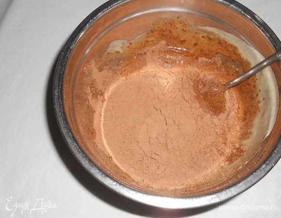 В желтки аккуратно вмешать какао,растопить шоколад на водяной бане и добавить к желткам, перемешать.