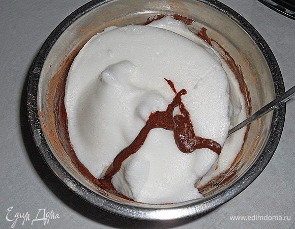 Добавить к желткам белки и очень осторожно перемешать.