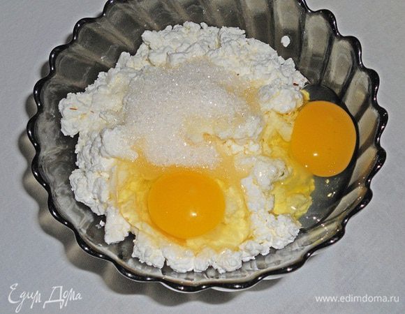 Творог взбить блендером с яйцами и ванильным сахаром.