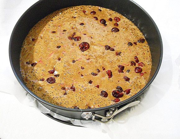 Шоколадную смесь выложить в разъемную форму, дно я застелила пергаментом и погрузить хаотично в нее вишни.