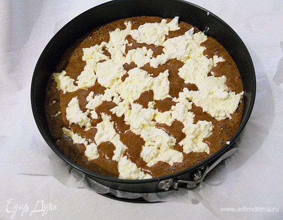 Хаотично погрузить творог. Я выпекала 35 минут в уже разогретой духовке. Затем остудила прямо в форме и оставила на ночь в холодильнике.