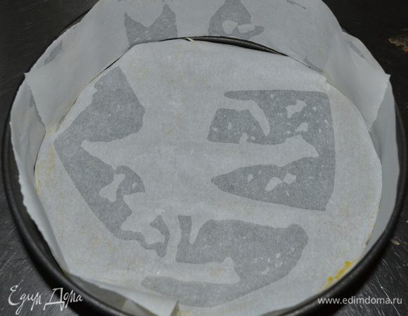 Разогреть духовку до 180 гр.
Подготовить спрингформу разъемную на 23 см.Смазать маслом и выложить бумагу на дно и стенки.