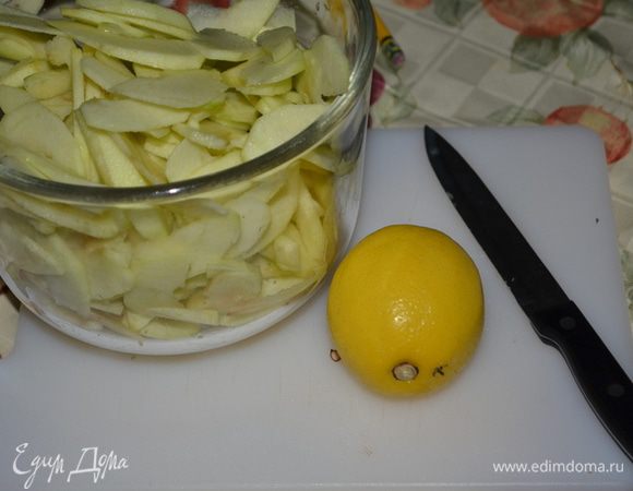 Яблоки почистить и порезать тонко.Вылить поверх лимон.сок.