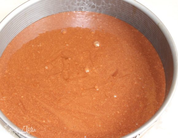 Делаем бисквит: растопим шоколад и масло в микроволновке... размешиваем яйца, не взбиваем... Добавляем шоколадную смесь, остывшую, сахарную пудру, муку с разрыхлителем. Добавим еще ром или коньяк.. Хорошо размешаем..выливаем в форму застеленную бумагой. У меня 26 см, можно было в меньшей форме, тогда разрезать можно на 3 части.