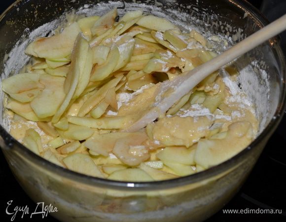Затем осторожно вылить слив.масло и добавить остальную часть муки.Перемешать нежно и добавить яблоки,осторожно все перемешать.