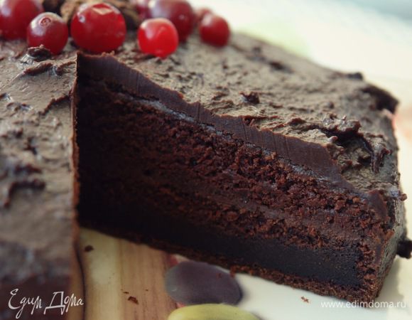 Приготовление ганаша:
Готовится он очень просто и быстро, а на вкус... мм:) Необходимо довести сливки до кипения, но не кипятить, снять с огня и добавить кусочки шоколада. Размешать до однородности и блеска, немного остудить.
Сборка будущего тортика:
Корж разрезать пополам и смазать 1/3 ганаша. Верхушку и бока промазать кремом. Украсить торт можно чем угодно: тертым шоколадом, фруктами, сухофруктами и тд. Я украсила свой торт  шариками клюквы и бадьяном. 