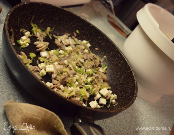 Начинка:

1. Грибы помыть, почистить и нарезать ломтиками.
2. Промыть лук и нарезать колечками
(предварительно удалив зеленую часть лука)
3. Разогреть сковороду с небольшим количеством масла и обжарить грибы. Когда вода испарится (которую пустят грибы), солим, добавляем специи и лук. Томить на среднем огне минуты 3-4. Снимаем с огня и даем остыть.
4. Брынзу чуть подсушить, положив заранее на салфетку. Порубить на квадратики и добавить к остывшим грибам и луку.