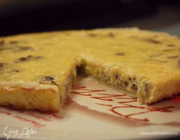 Заливка:

1. Яйца немного взбиваем венчиком.
2. Добавляем холодные сливки, хорошенько перемешиваем, добавляем соль и специи по вкусу.
3. Натираем сыр и добавляем в яично-сливочную массу.

В наши основы добавляем начинку и заливаем равномерно сырно-яично-сливочной массой.
Ставим в духовку (180 гр.) и выпекаем минут 25 (до тех пор, пока не зарумянится пирог). Подавать пирог теплым. 