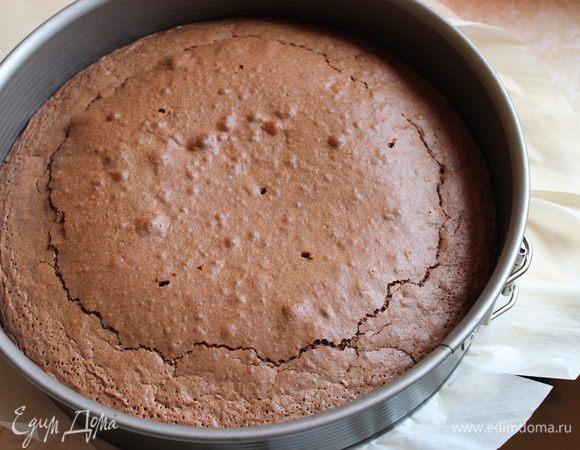 выпекаем примерно 30 мин. при 175 гр., достаем из духовки, даем ему остыть