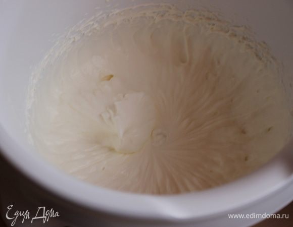 взбиваем сливки. Желатин заливаем холодной водой, даем постоять..распустим на огне. Желатин вводим в крем, и добавляем сливки, все хорошо взбиваем.