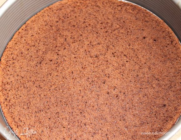 остывший бисквит разрезаем пополам, одну часть кладем в форму.