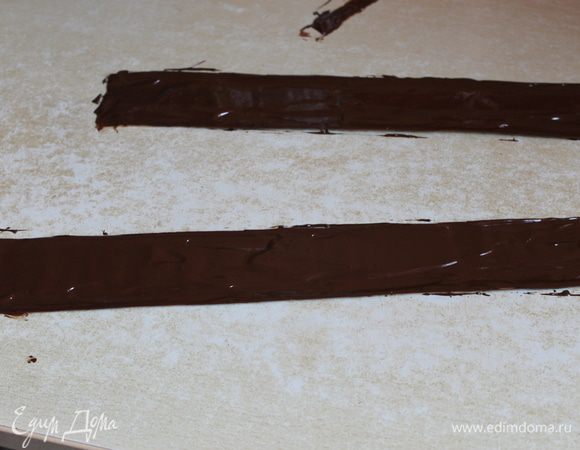 решила украсить борта шоколентой..делала такую первый раз..измерила борта, нарезала 2 штуки, намазала растопленым шоколадом ..