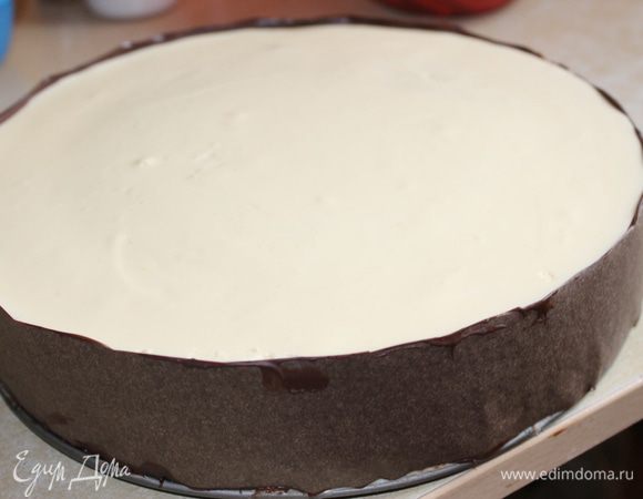 дала немного полежать лентам..и аккуратно приклала к торту..ну коненчно не совсем все идеально получилось. но для первого раза думаю пойдет..ставим опять на некоторое время в холодильник..