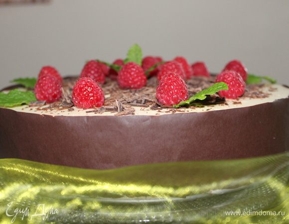 через час достаем из холодильника и аккуратно снимаем нашу ленту..украшаем по желанию, у меня была уже свежая малина, тертый шоколад и листики мяты. Приятного чаяпития!