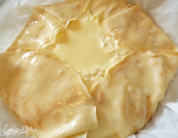 Взбить венчиком яйцо с сахарной пудрой и сметаной,смазать поверхность пирога.