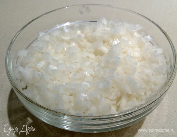Лук мелко нарезаем.