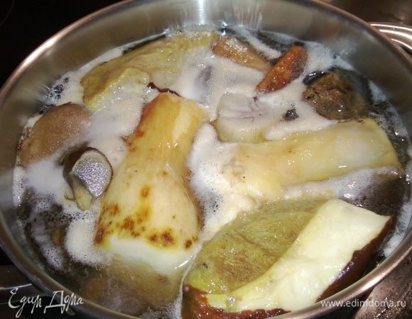 Грибы моем и отправляем вариться. Когда они закипят - солим и добавляем лавровый лист. Можно еще добавить черный перец горошком - сегодня я его не добавлял. Когда грибы закипят - снимаем пену.