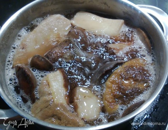 После того, как грибы закипели - варим их час.