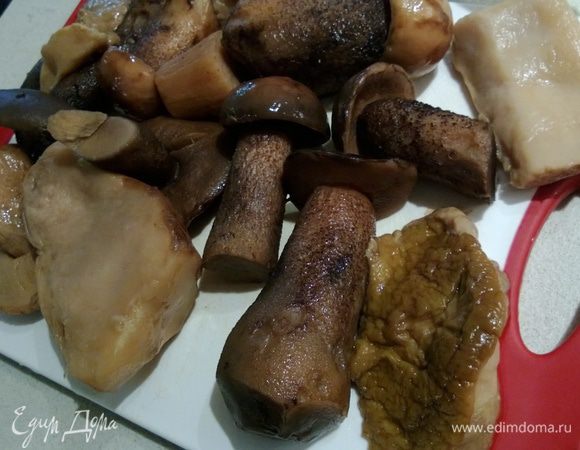 Когда грибочки сварились, промываем их и нарезаем. Как же трудно решиться разрезать таких красавцев :)