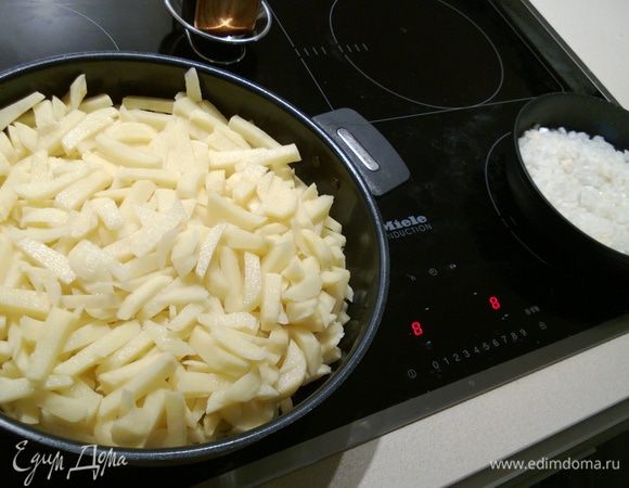 Начинаем жарить картошку и лук.