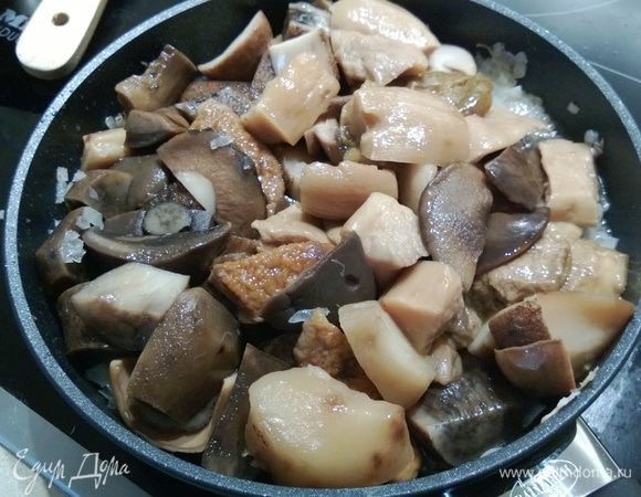 Когда лук почти готов - добавляем грибы.