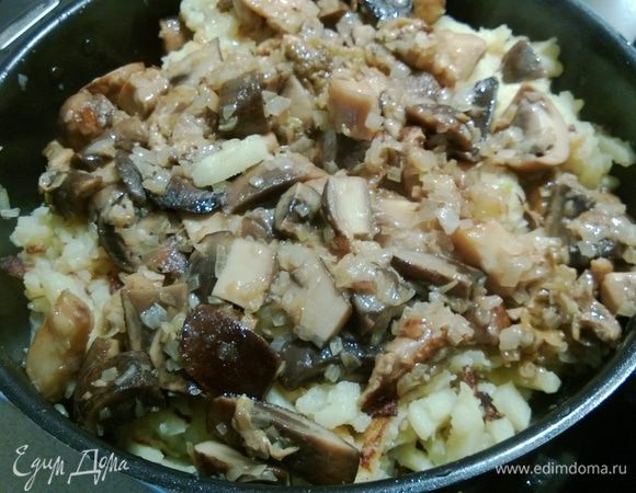 Обжариваем грибы с луком почти до готовности.