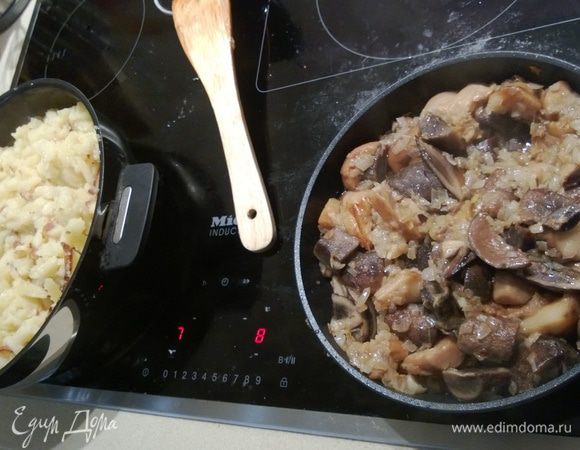 Тем временем картошечка тоже почти пожарилась. Я ее обычно солю во время жарки 2 раза.