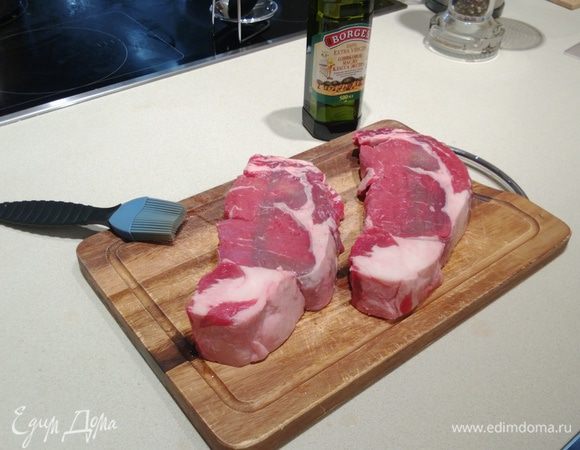 А пока грибы с картошкой жарились - подготовим мясо для стейка.