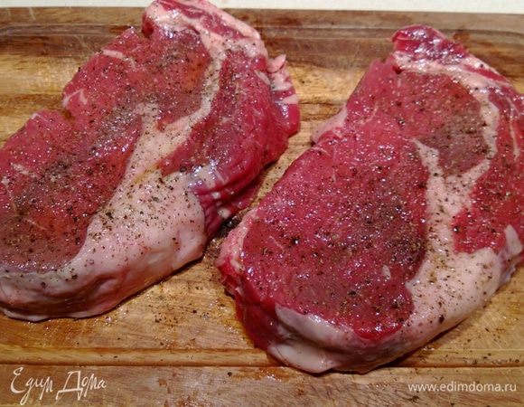 Слегка польем его оливковым маслом. Кисточкой обмазываем мясо маслом со всех сторон. И мелем смесь перцев, также с обеих сторон. Для того, чтобы мясо получилось особенно сочным и мягким - я его вообще не солю во время приготовления. Соль добавляю только уже когда оно в тарелке.