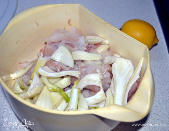 Филе, фенхель, лук порезать, сбрызнуть лимонным соком.