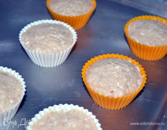 Фарш посолить, поперчить. Выложить в формы для кексов и отправить в разогретую до 180-200 гр. духовку. Минут на 30, но ориентируйтесь по своей духовке. Как сверху зарумянится, так и готово.